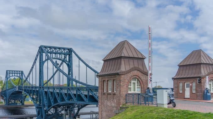 Die Kaiser Wilhelm-Brücke mit geöffneten Schranken.